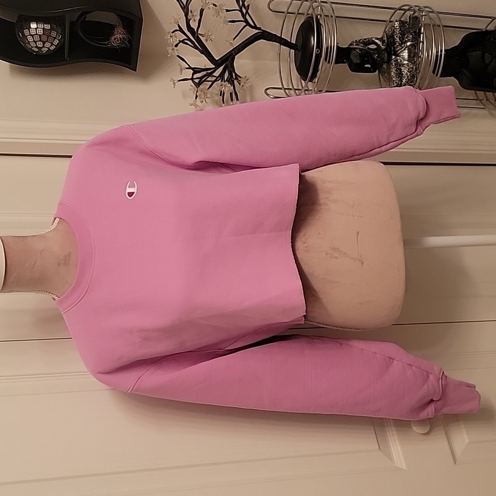 Champion Cropped Sweatshirt, Pink, Raw Hem, Size M, New Condition.